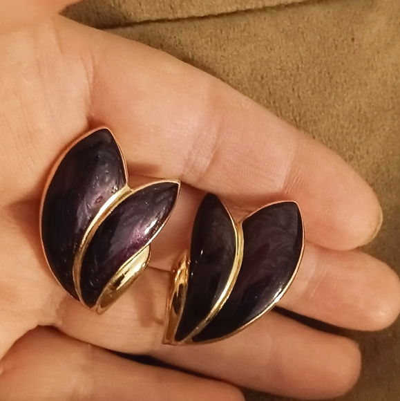 Vintage Trifari TM Clip Earrings - Picture 8 of 11